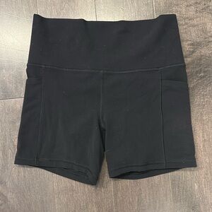 Athleta Salutation Stash 5” short Black Women's Shorts